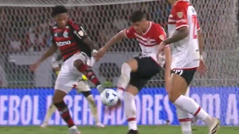 La polémica jugada que reclamó todo Flamengo: era roja al futbolista de Estudiantes y penal?