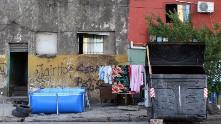 Para la UCA, el Gobierno «exagera» los datos de salida de la pobreza