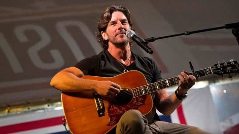 Brett James, cantautor estadounidense y ganador de un Grammy, murió en un accidente de avión