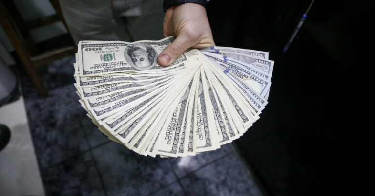 El dólar bajó a $1.385 y operadores dicen que el Tesoro aprovechó para realizar compras