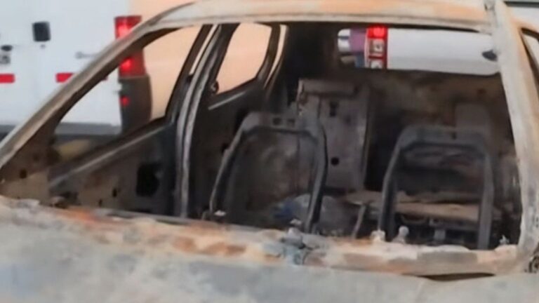 Así quedó la camioneta en la que se fueron las chicas asesinadas en Florencio Varela tras ser incendiada