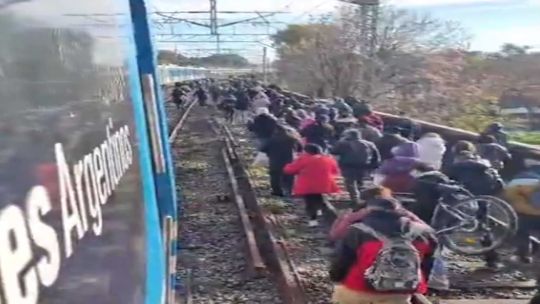 Demoras y cancelaciones en el Tren Roca: las personas caminan por las vías y abren las puertas manualmente