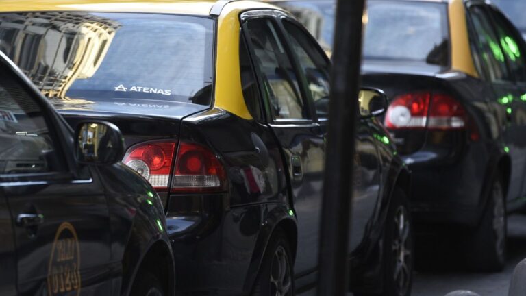 Se despertó el pasajero agredido por los taxistas cerca de Tribunales y se recupera en una sala común