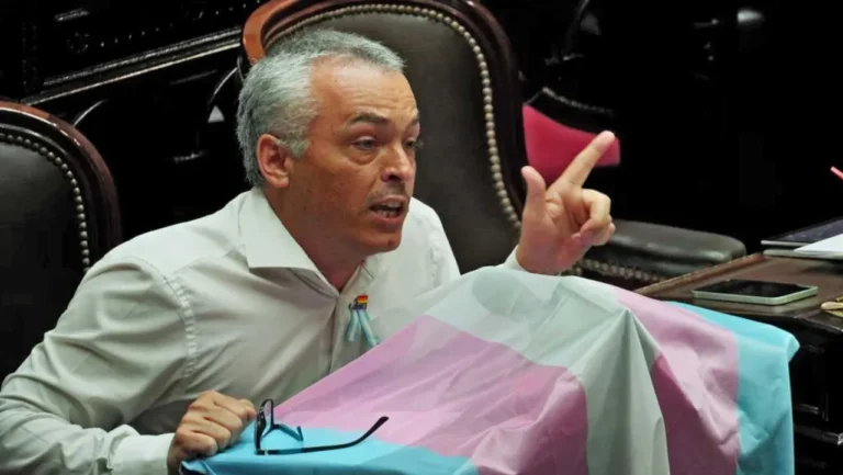 Narco Airlines, la remera con la que volvió a sorprender el diputado Esteban Paulón para dejar en ridículo a Espert