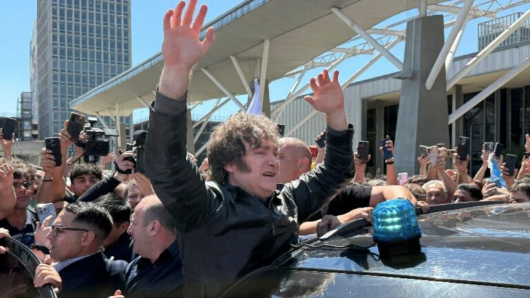 Los disturbios en la peatonal de Santa Fe obligaron a Milei a cambiar su agenda