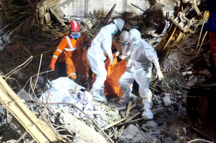 Colapsó un edificio escolar en Indonesia: al menos 53 muertos