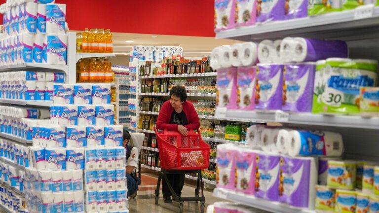 Endeudadas y pluriempleadas: la crisis económica se ensaña con las mujeres