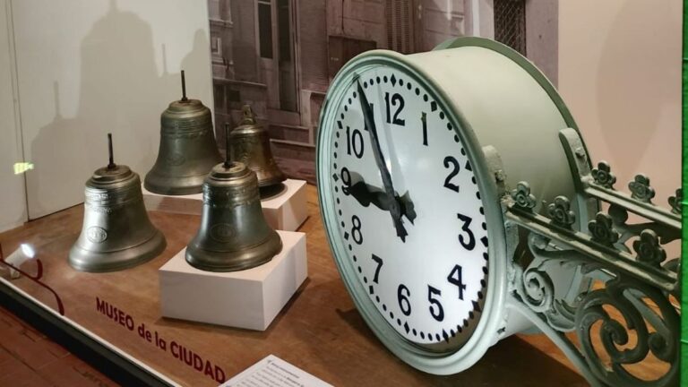 Una muestra del Museo de la Ciudad hizo relucir las campanas de la vieja relojería Sudamericana
