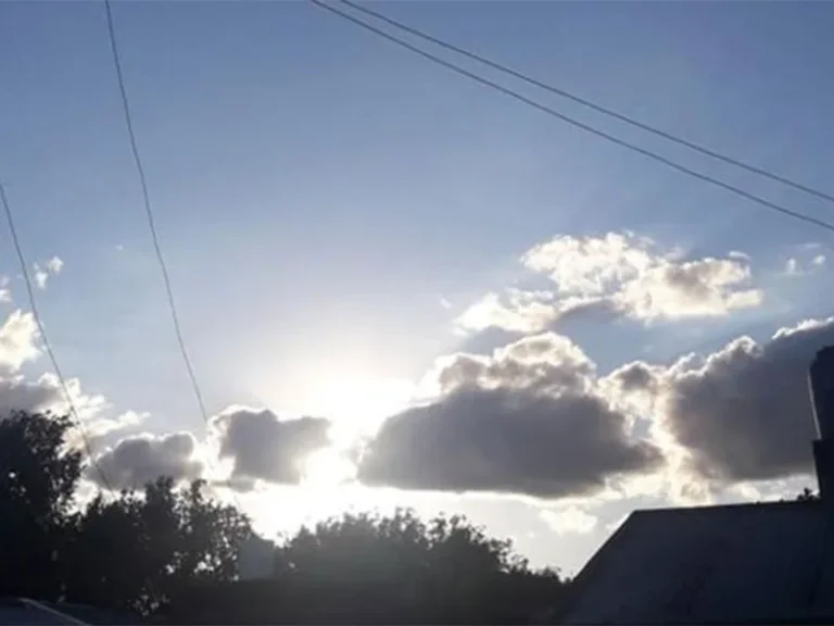 Martes con buen tiempo en la ciudad y cielo de despejado a ligeramente nublado