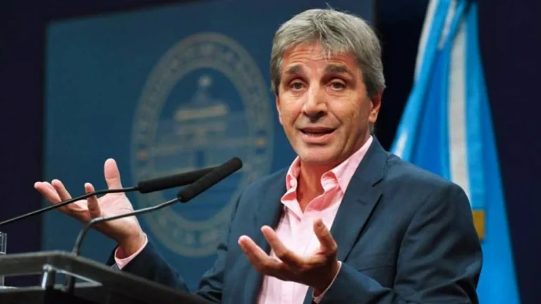 Caputo le dijo a empresarios que no pidan devaluación para recuperar competitividad y prometió avanzar en reformas laboral y tributaria