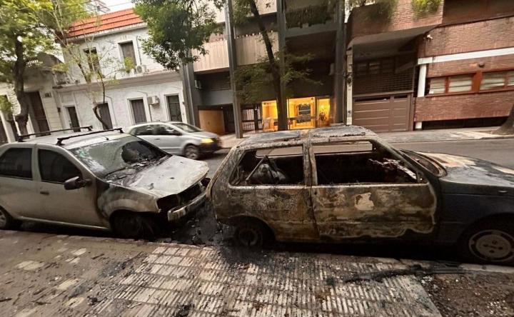 Los quemacoches volvieron a Rosario: dos autos incendiados