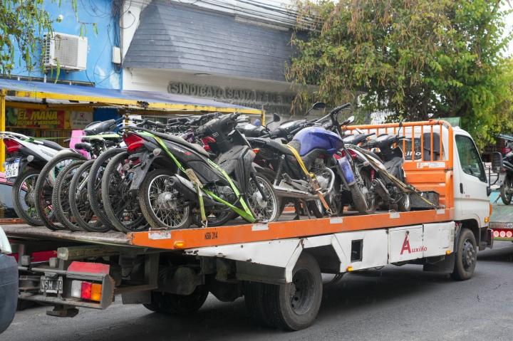 Retiran motos, bicis y autos de una comisaría de Santa Fe
