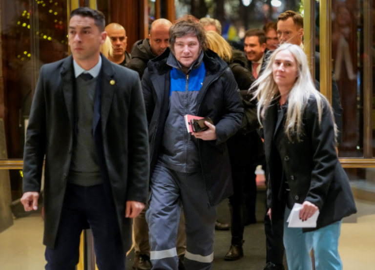 Milei tuvo que aclarar que usa dos mamelucos de YPF por día