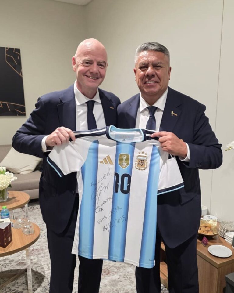 Chiqui Tapia volvió a posar con Gianni Infantino en medio de las denuncias del Gobierno contra la AFA