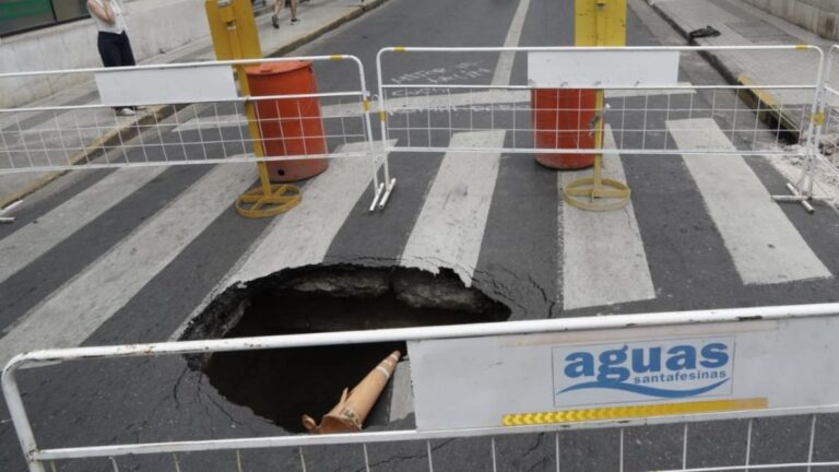 En pleno centro: se pinchó un caño, se derrumbó el asfalto y se hizo un gran pozo