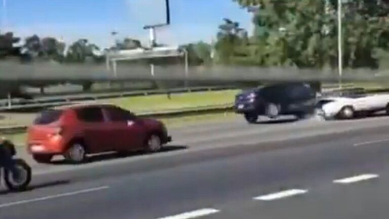 Un auto de colección de 180 mil dólares chocó en Buenos Aires y quedó destruido