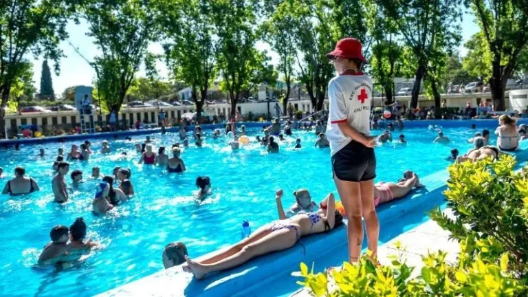 Con 40 grados de máxima, La Florida y las piletas del Parque Alem se ofrecen como refugio para recibir el año