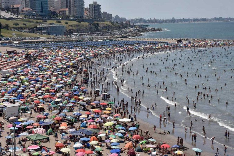 Van a ser los perdedores: fuerte crítica del dueño del Balneario 12 a los que suben precios en Mar del Plata