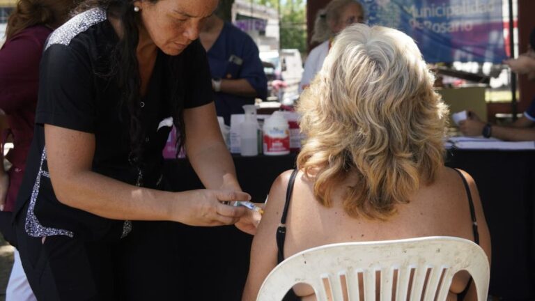 Colocan unas 600 dosis de vacunas por día en las piletas y polideportivos municipales