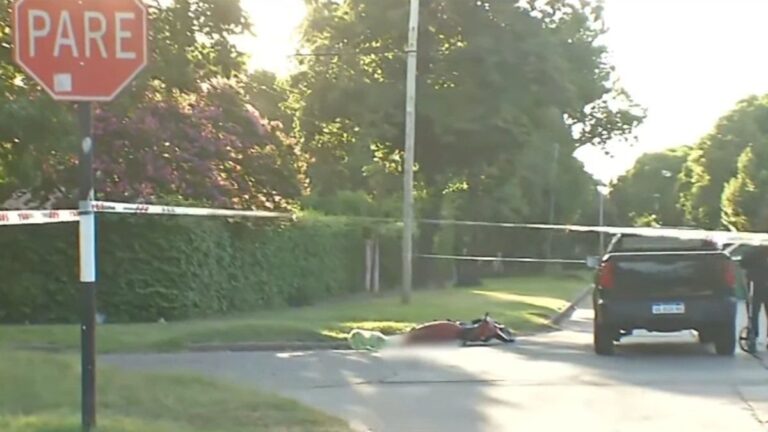 Una motociclista murió tras chocar con una camioneta en Fisherton