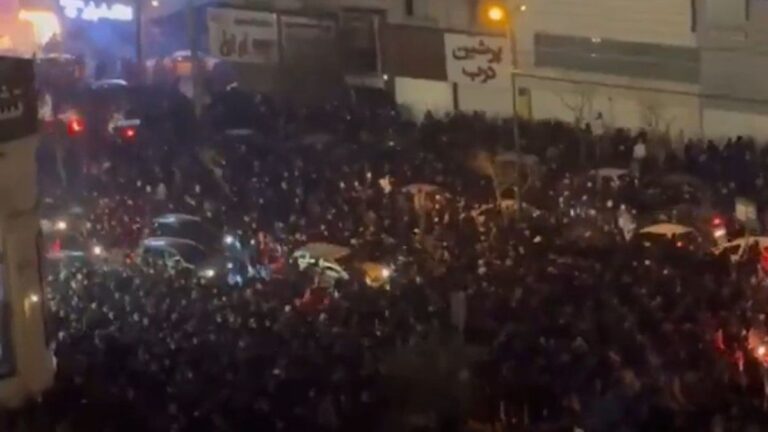 En medio de la escalada de protestas, Irán cortó el acceso a internet