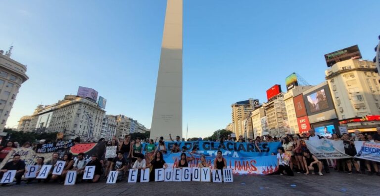 La Patagonia arde.Acción en el Obelisco por los incendios