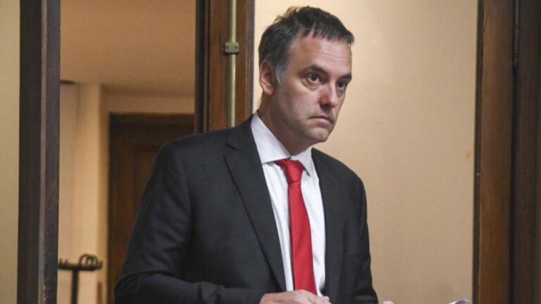 Manuel Adorni agradeció a los bomberos y brigadistas que trabajan en Chubut