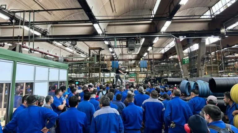 Crisis en la industria del neumático: Fate no paga aumentos desde hace 13 meses y sus operarios denuncian un laboratorio de la reforma laboral