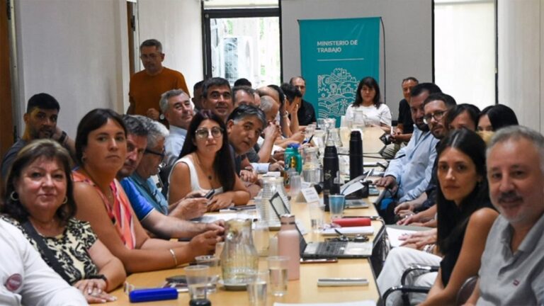 Axel Kicillof cerró un importante acuerdo salarial con docentes y estatales