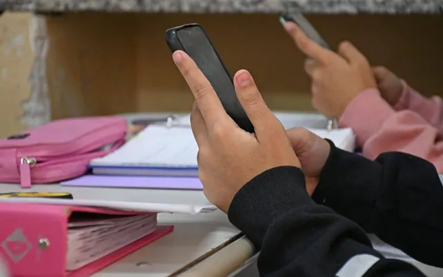 Santa Fe quiere prohibir los celulares en escuelas