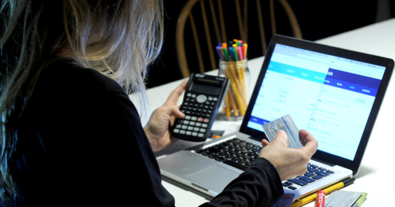 Familias endeudadas: cada vez más personas piden créditos por fuera de los bancos y tienen más problemas para devolverlos