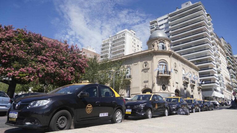 Fuerte rechazo de los taxistas al proyecto para perdonar multas a choferes de Uber y Didi en Rosario