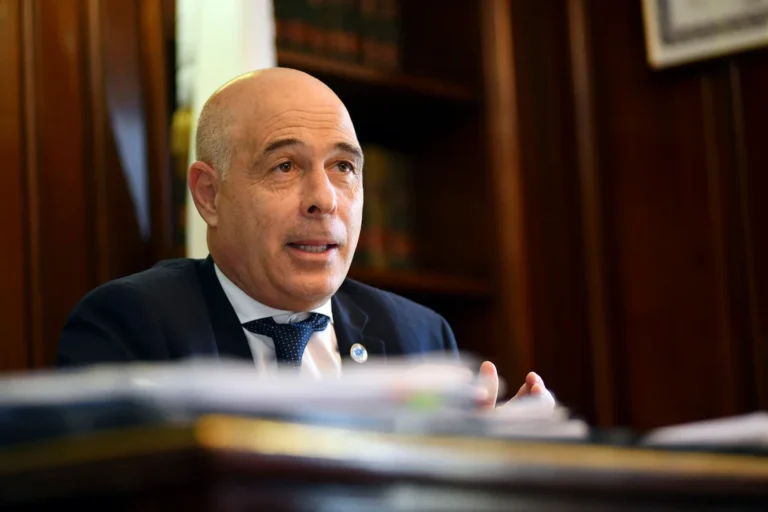 Un senador libertario dice que insistirán en cambiar las licencias por enfermedad