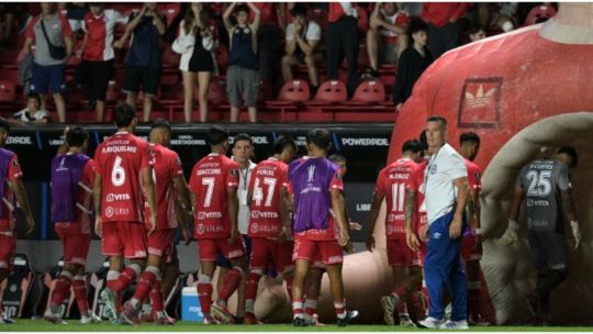 Argentinos revivió el trauma de los penales, quedó fuera de la Libertadores y las redes sociales explotaron de memes
