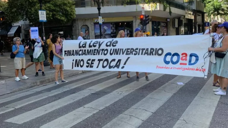 Docentes universitarios realizaron un Ruidazo en el microcentro y amenazan con un paro por tiempo indeterminado