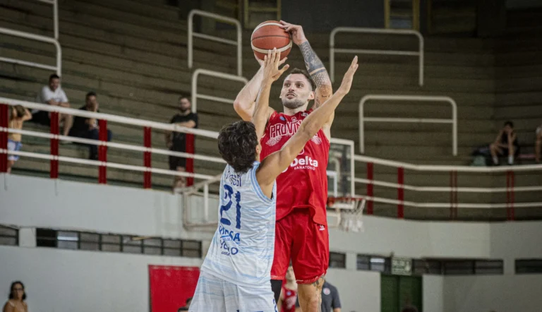 Provincial y una victoria desde el esfuerzo para volver a la punta de la Conferencia Sur