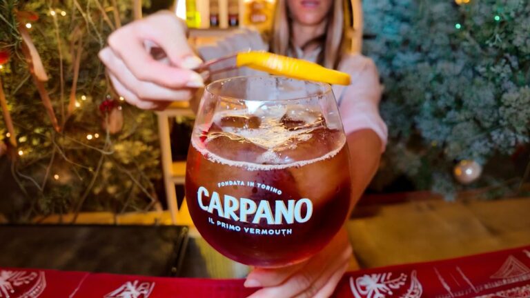 El vermut como plan social: Rosario vivió una noche de sabores litoraleños, música en vivo y coctelería