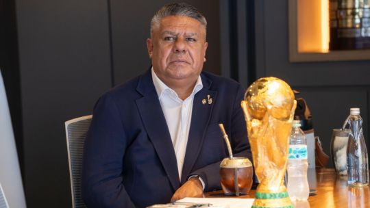 «Seamos serios»: el posteo del Chiqui Tapia contra España que terminó con una catarata de memes en su contra