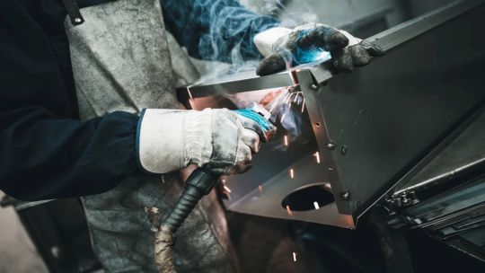 La economía creció 4,4% en 2025 según el INDEC y Milei dedicó el dato a «los ensobrados por empresaurios»