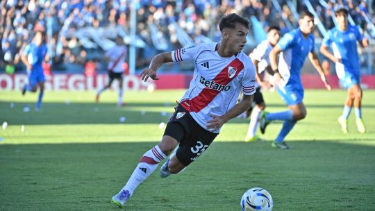 El River de Coudet logró otro triunfo en Córdoba con un penal polémico y la vuelta al gol de Salas
