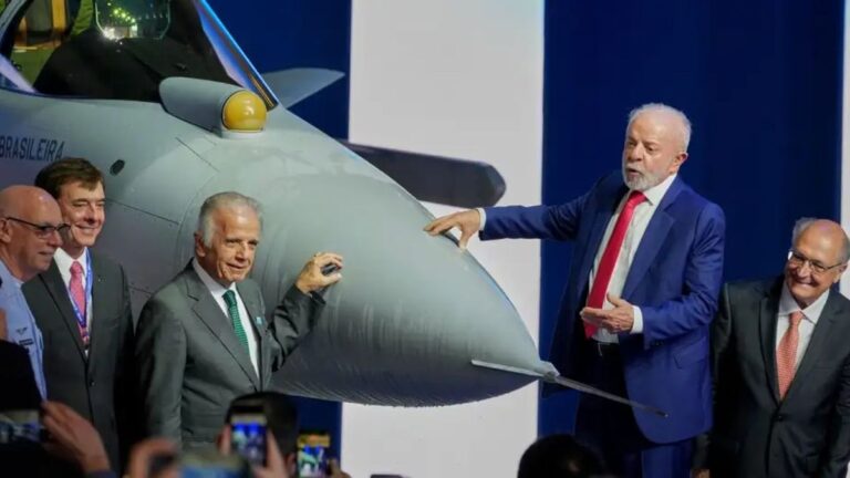 «Histórico»: Brasil presentó el primer caza supersónico producido íntegramente en América Latina