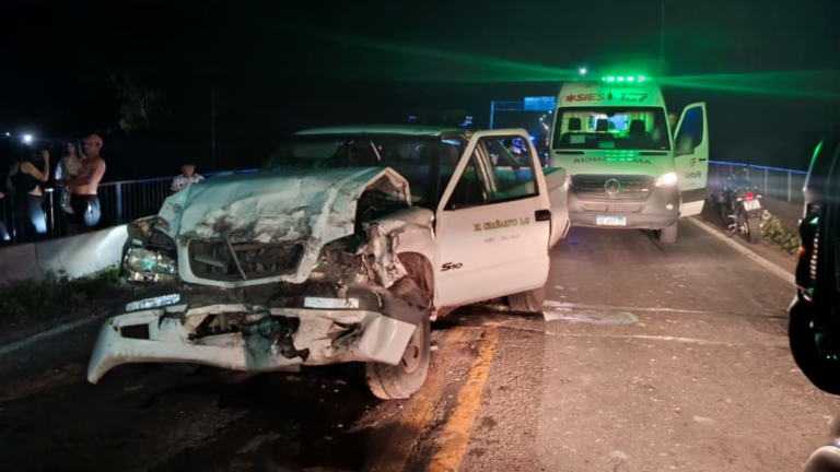 Operativo de rescate de Bomberos Zapadores en accidente de tránsito en puente del arroyo Saladillo, Santa Fe.
