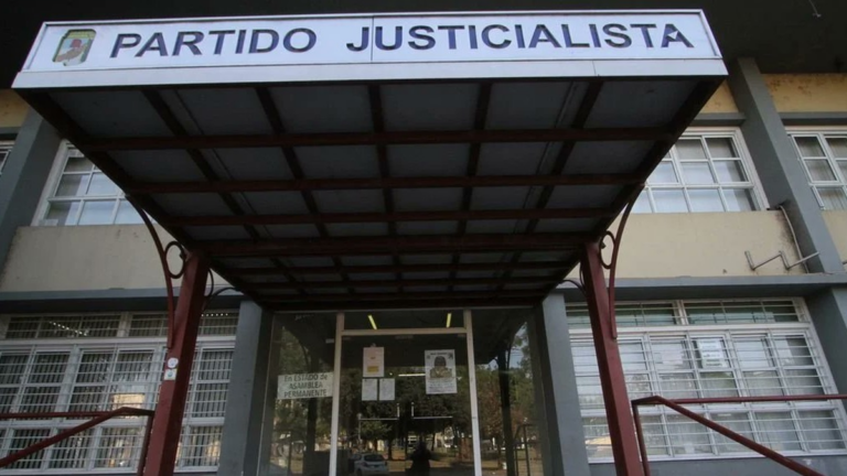Reunión de dirigentes políticos en la provincia de Santa Fe.