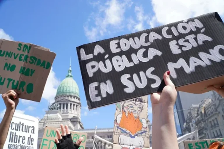 Personas concentradas frente a una facultad durante una medida de fuerza universitaria.