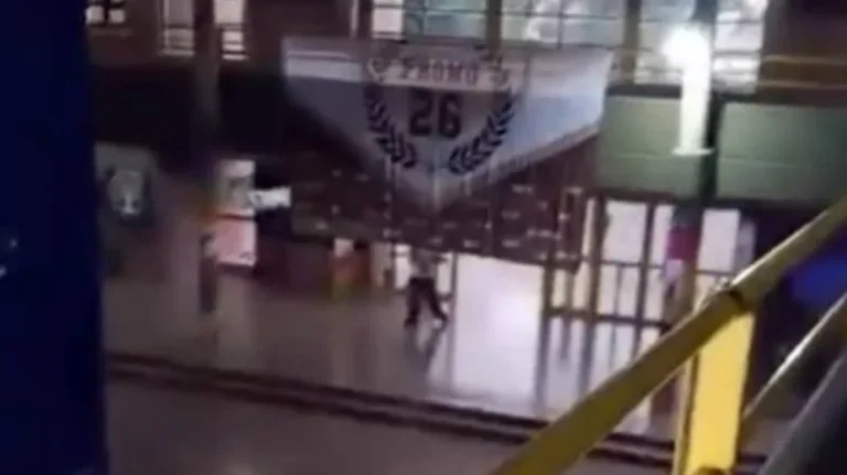 Ilustración genérica de una fachada de escuela con un lazo negro, representando el hecho ocurrido en San Cristóbal.