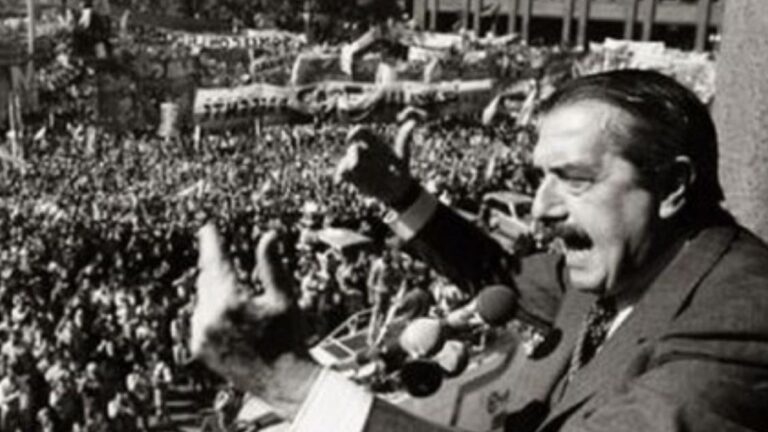 Silueta de personas frente a un cielo naranja, símbolo de memoria y reflexión.
