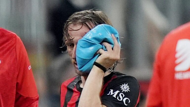 Luka Modric lesionado en el campo de juego con el AC Milan