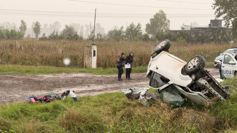 Vehículo siniestrado en la ruta 9, cerca de Ramallo, luego del accidente vial.