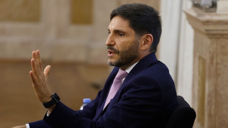 Firma de acuerdo entre Pullaro y Pettovello por fondos jubilatorios