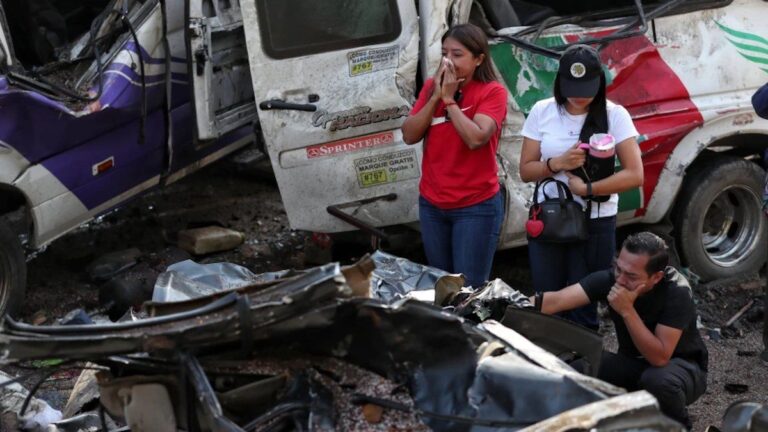 Vehículos destruidos tras atentado explosivo en el Cauca, Colombia